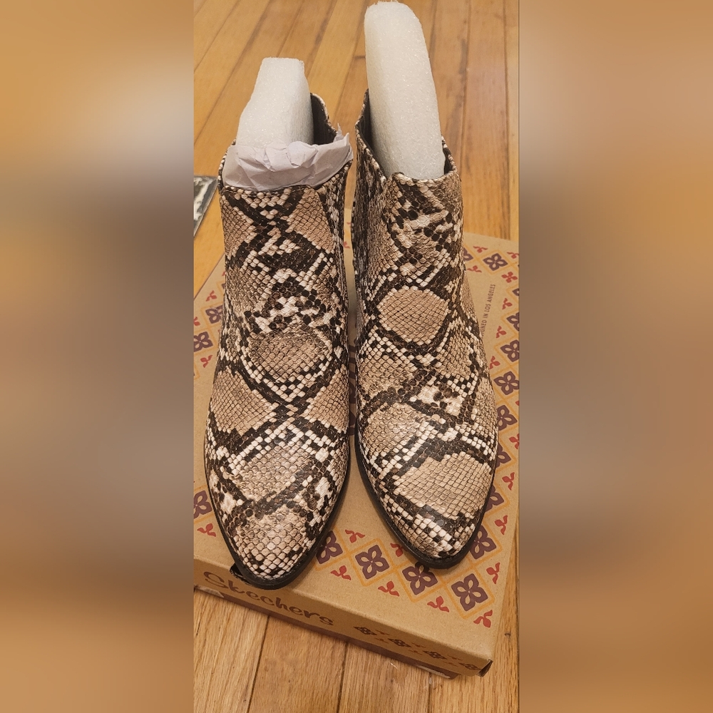 Skechers Crista snake print boot size 7